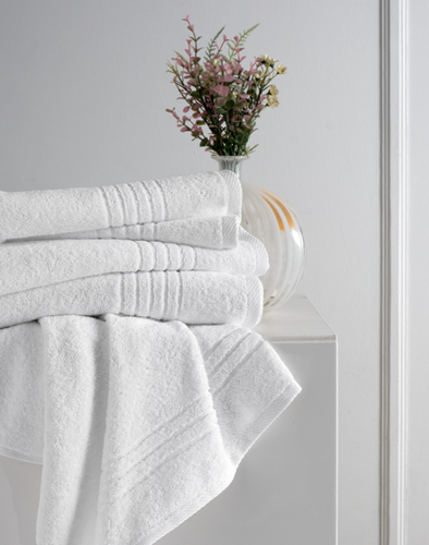 White Bath Towel görseli